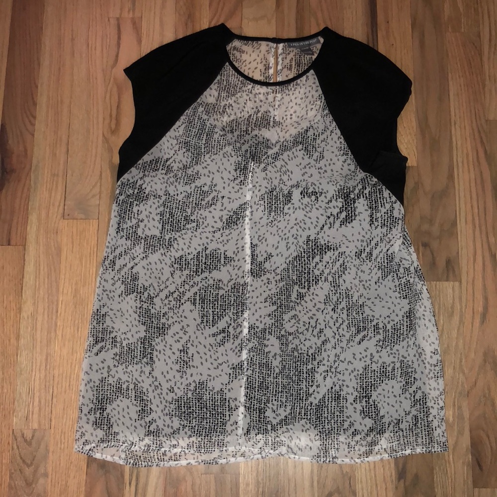 Adorable a pea in the pod maternity shirt. Size M